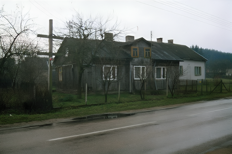 Drewniany dom z 1945 roku w Lipowcu Kościelnym